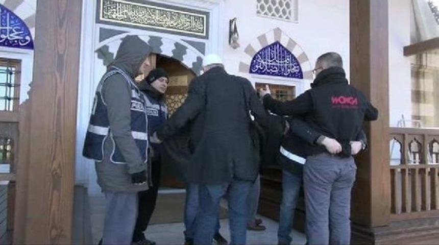 Abdullah G&uuml;l Cuma Namazını Fatih Ormanı Camii'nde Kıldı