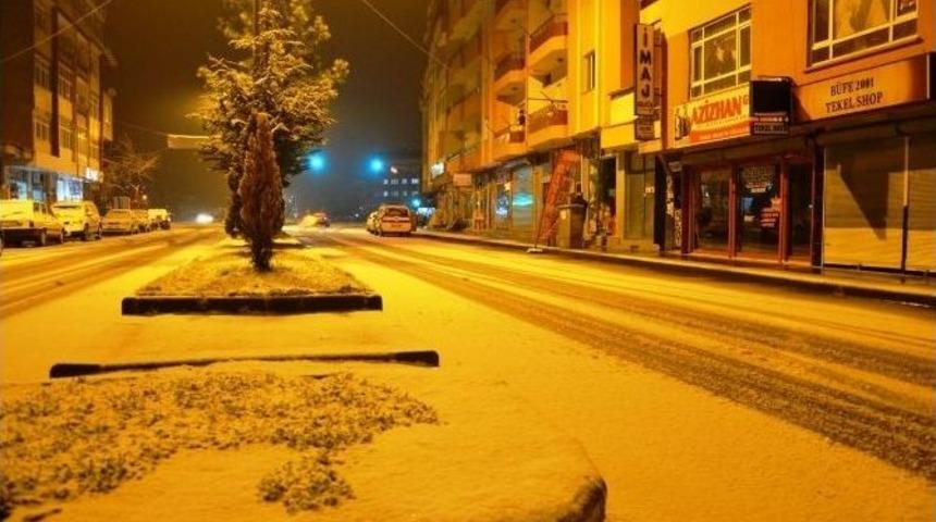 G&ouml;ksun&rsquo;da Kar Yağışı Etkili Oldu