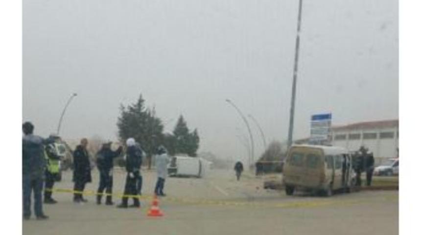 Minib&uuml;s İle Hafif Ticari Ara&ccedil; &Ccedil;arpıştı: 1 &Ouml;l&uuml;, 9 Yaralı