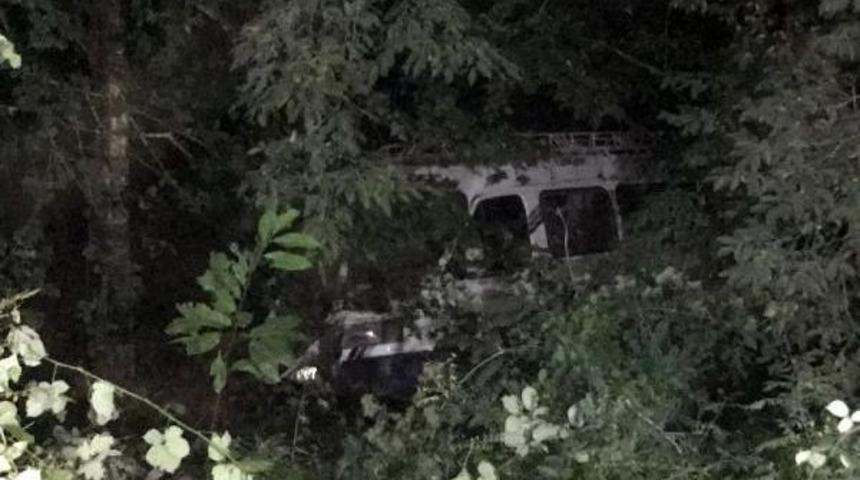 Fındık Işçilerini Taşıyan Minibüs Şarampole Yuvarlandı: 13 Yaralı