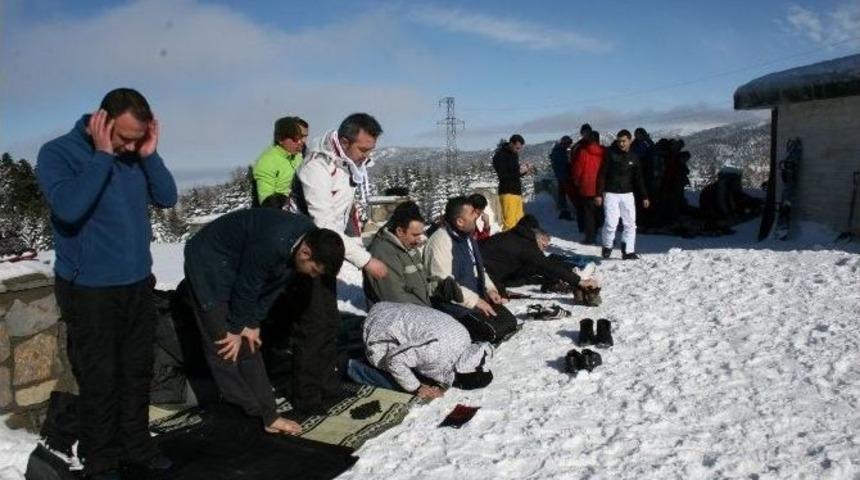 -5 Derecede Kar &Uuml;st&uuml;nde Cuma Namazı