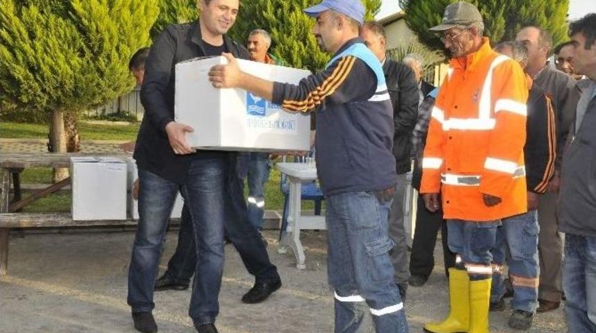 Başkan Serkan Acar&rsquo;dan Temizlik Personeline Kışlık Kıyafet