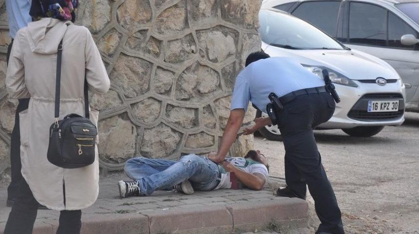 Sevgilisinin Yanında Kedini Bıçakladı