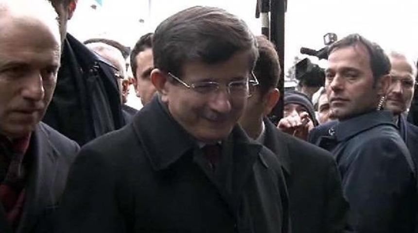 Davutoğlu Cuma Namazına Y&uuml;r&uuml;yerek Gitti (1)