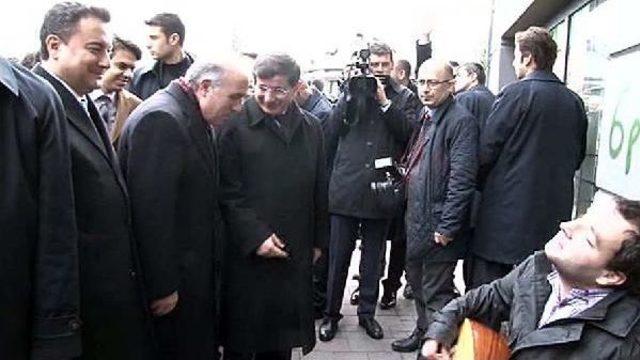 Davutoğlu Cuma Namazına Yürüyerek Gitti (1)