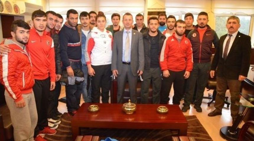 Mak&uuml;&rsquo;de &Ouml;ğrenim G&ouml;ren Milli G&uuml;reş&ccedil;iler, Rekt&ouml;r Saatcı&rsquo;yı Ziyaret Etti