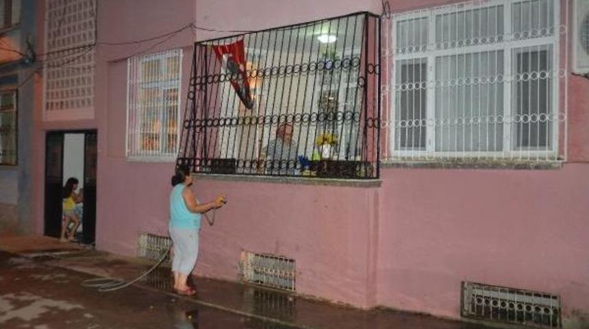 Balkonda Oturan Yaşlı Adama Asit Ile Saldırdılar