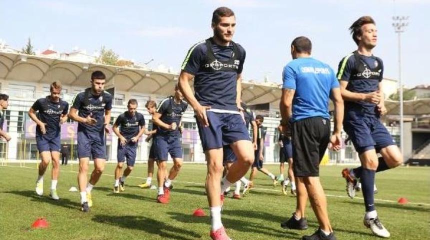 Osmanlıspor Ile Anlaşan İrfan Buz, Akşam Saatlerinde Kul&uuml;be Geldi
