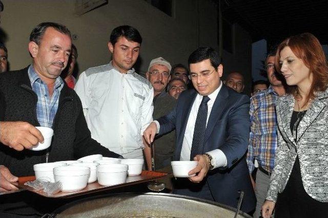 T&uuml;t&uuml;nc&uuml;&rsquo;den Personele Aşure 1