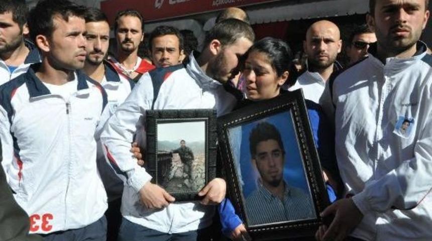 Dili Boğazına Ka&ccedil;an Futbolcu Hayatını Kaybetti (2)