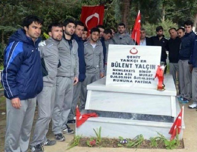 Dili Boğazına Ka&ccedil;an Futbolcu Hayatını Kaybetti (2) 1