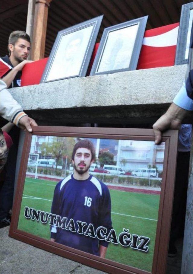 Dili Boğazına Ka&ccedil;an Futbolcu Hayatını Kaybetti (2) 2