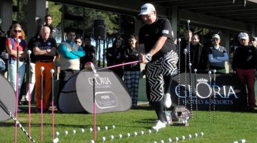 İngiliz Golf Şovmeninden Yeni Yıl G&ouml;sterisi