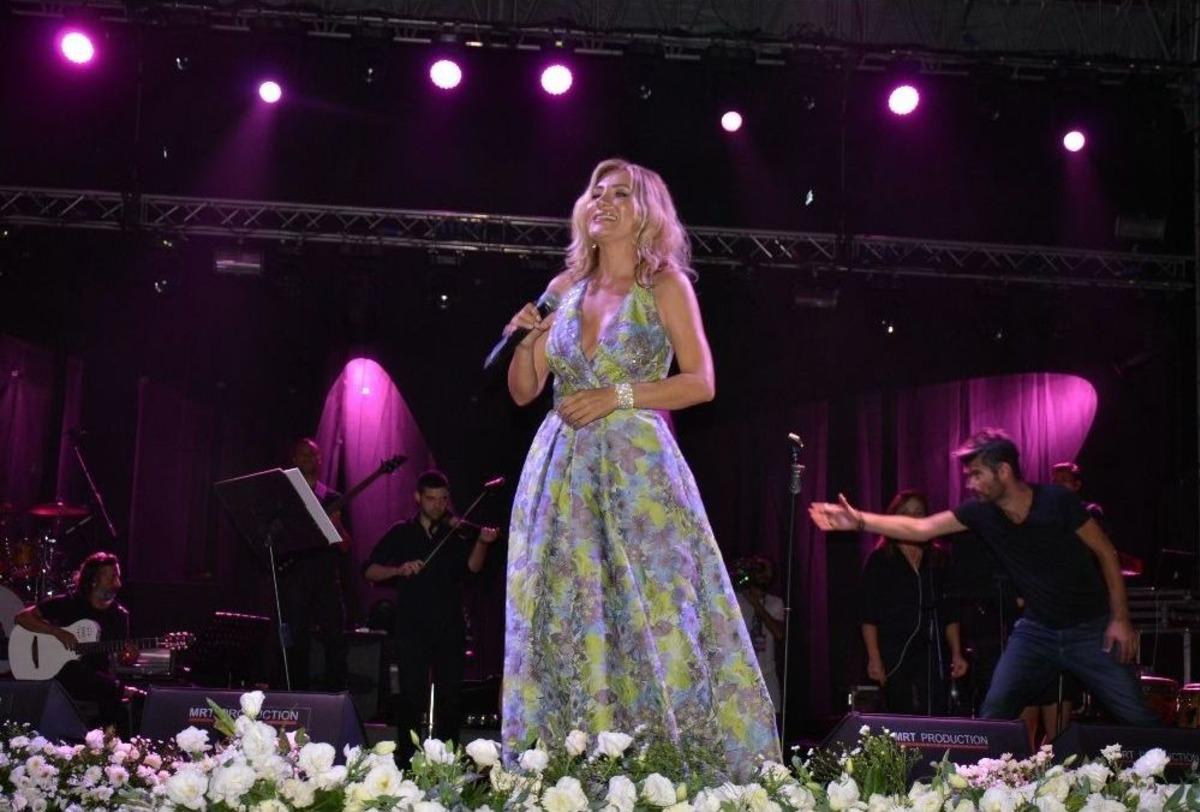 Ataşehir&rsquo;de Ayla &Ccedil;elik Ve Koray Avcı Konser Verdi