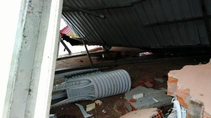 Yenişehir&rsquo;De D&uuml;ğ&uuml;n Salonu Ve Akaryakıt İstasyonun &Ccedil;atıları Kardan &Ccedil;&ouml;kt&uuml;