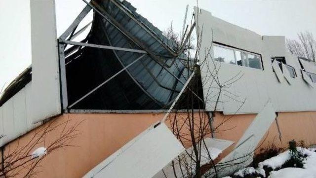 Yenişehir’De Düğün Salonu Ve Akaryakıt İstasyonun Çatıları Kardan Çöktü