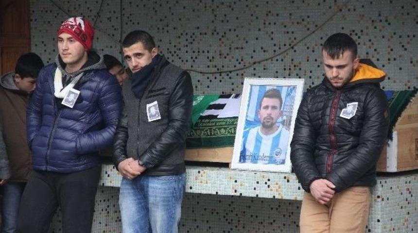 Dili Boğazına Ka&ccedil;arak &Ouml;len Futbolcu Toprağa Verildi