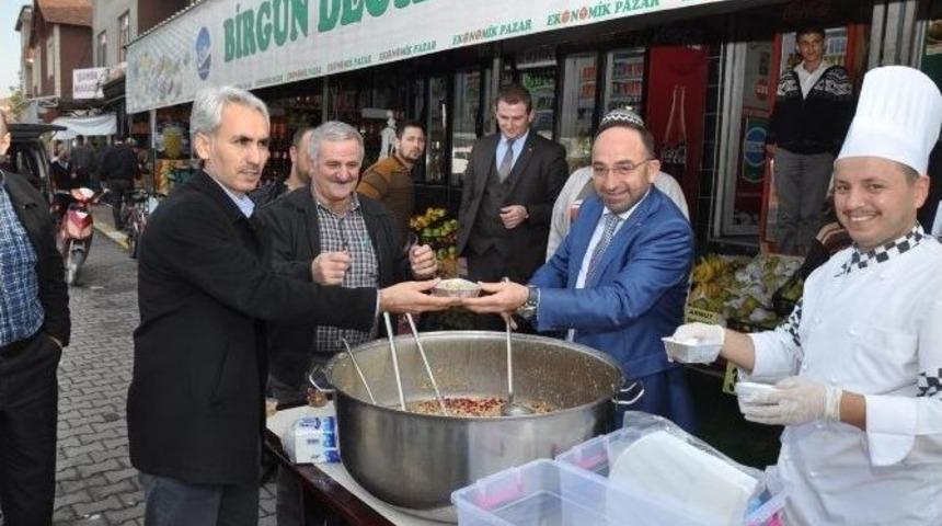 &Uuml;z&uuml;lmez K&ouml;sek&ouml;y&rsquo;de Aşure Dağıttı