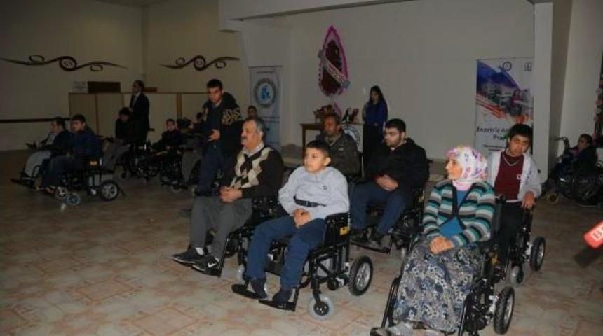 Almanya&rsquo;Daki Gaziantepliler 13 Engelliye Ak&uuml;l&uuml; Sandalye G&ouml;nderdi