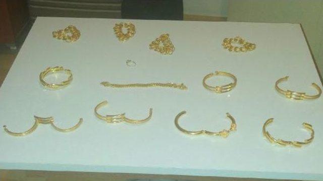 Kuyumcuda Sahte Altın Bozdururken Kameraya Yakalandılar 1