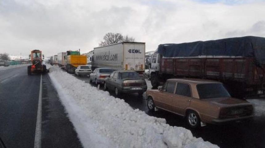 İzmir - İstanbul Karayolu Balıkesir B&ouml;l&uuml;m&uuml;nde Don Tehlikesi