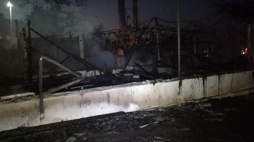 Bakırk&ouml;y&rsquo;de Ahşap Bir Restoranda Yangın &Ccedil;ıktı