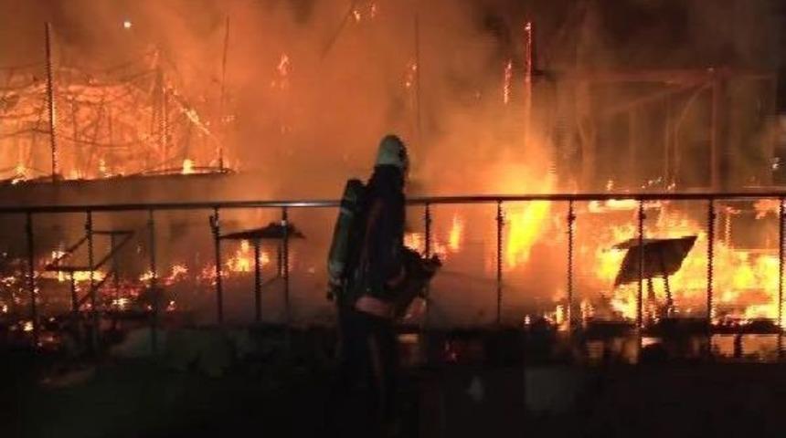 Bakırk&ouml;y'de Ahşap Bir Balık&ccedil;ıda Yangın