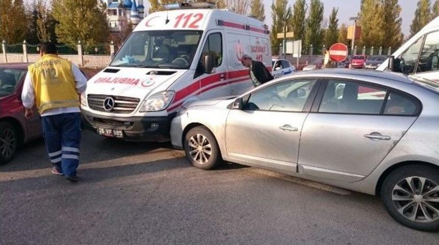 Ambulans İle Otomobil &Ccedil;arpıştı