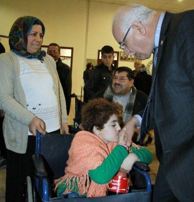 (&ouml;zel Haber) Engelli &Ccedil;ocuk, Ak Parti&rsquo;li Vekilden Yardım İstedi 1