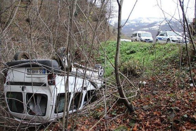 Kamyonet Şarampole Yuvarlandı: 4 Yaralı 1