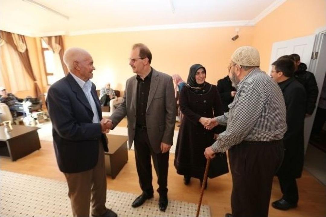 Rekt&ouml;r Prof. Dr. Coşkun Ve &Ouml;ğrencilerden Huzurevi Ziyareti