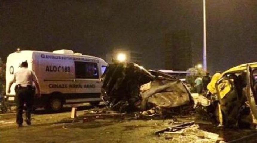 Antalya'da Kaza: 4 &Ouml;l&uuml;