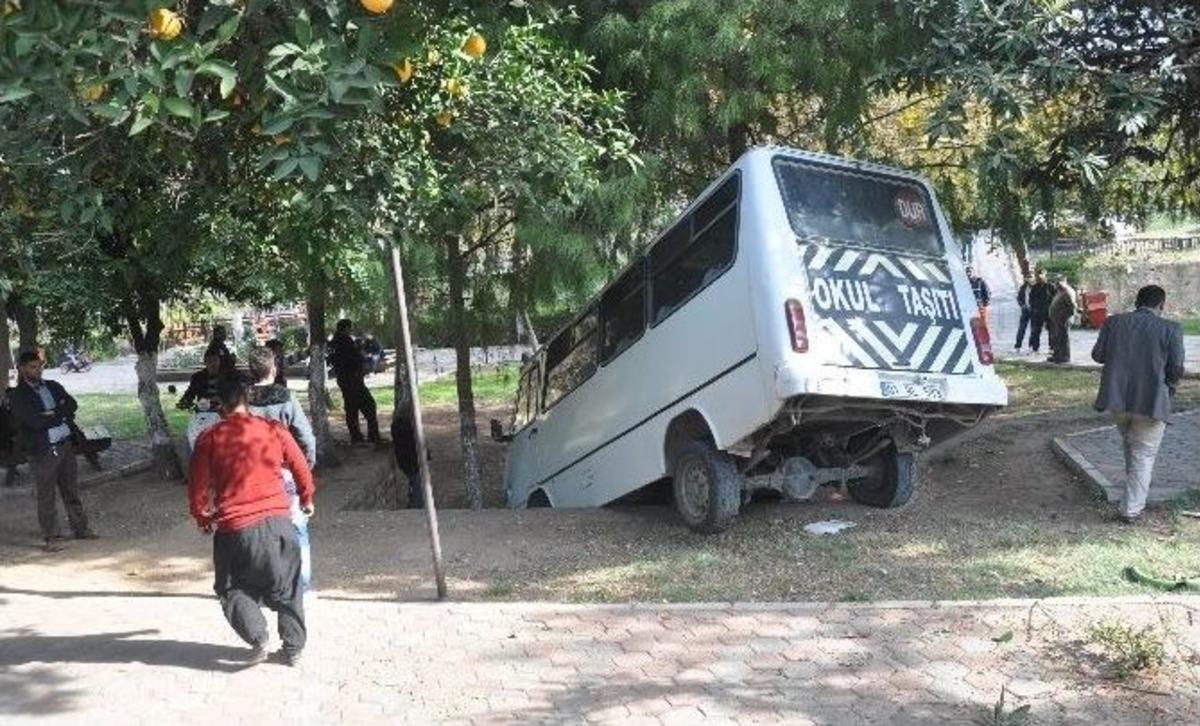 Okul Servisi &Ccedil;ocuk Parkına D&uuml;şt&uuml;