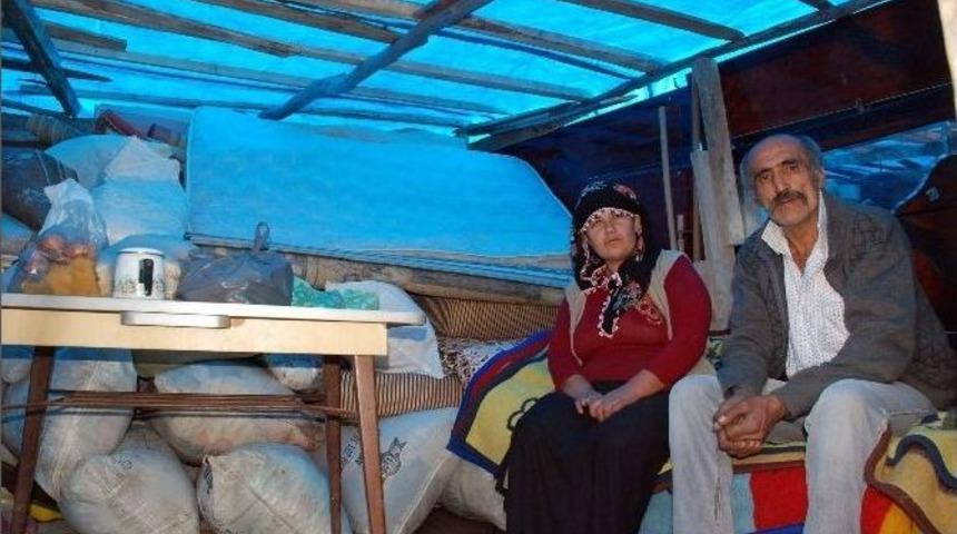Evsiz Kalan Ailenin Barakada Yaşam M&uuml;cadelesi