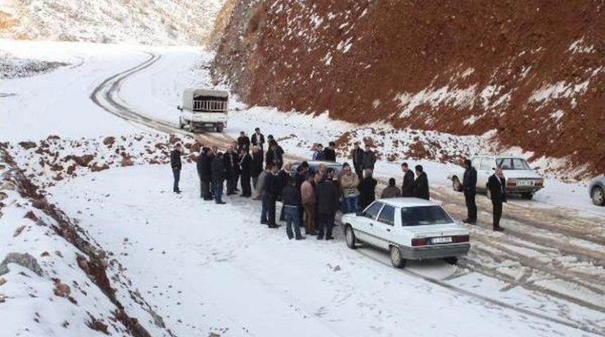Yapımı S&uuml;ren Yolun Tamamlanması İ&ccedil;in Eylem Yaptılar
