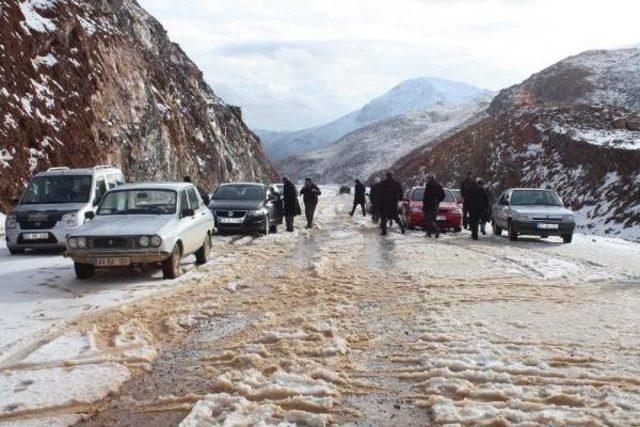 Yapımı Süren Yolun Tamamlanması İçin Eylem Yaptılar