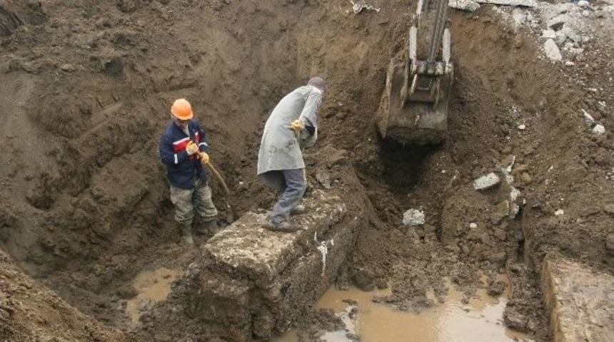 Kanal &Ccedil;alışmasında Lahit Mezar Bulundu