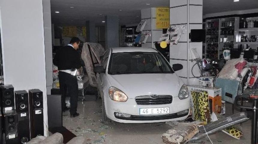 S&uuml;r&uuml;c&uuml; Vitesleri Karıştırdı, Otomobil İşyerine Girdi