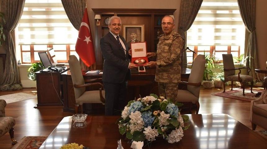 Edok Komutanından Vali G&uuml;ven&ccedil;er&rsquo;e Plaket