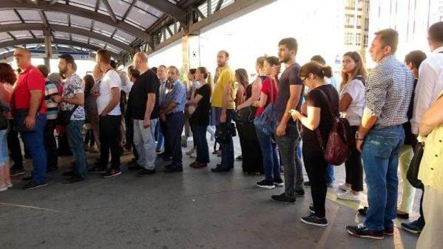 Metrobüslerde Oturarak Yolculuk, Ilk Duraktan Sıraya Girmeyle Başlıyor