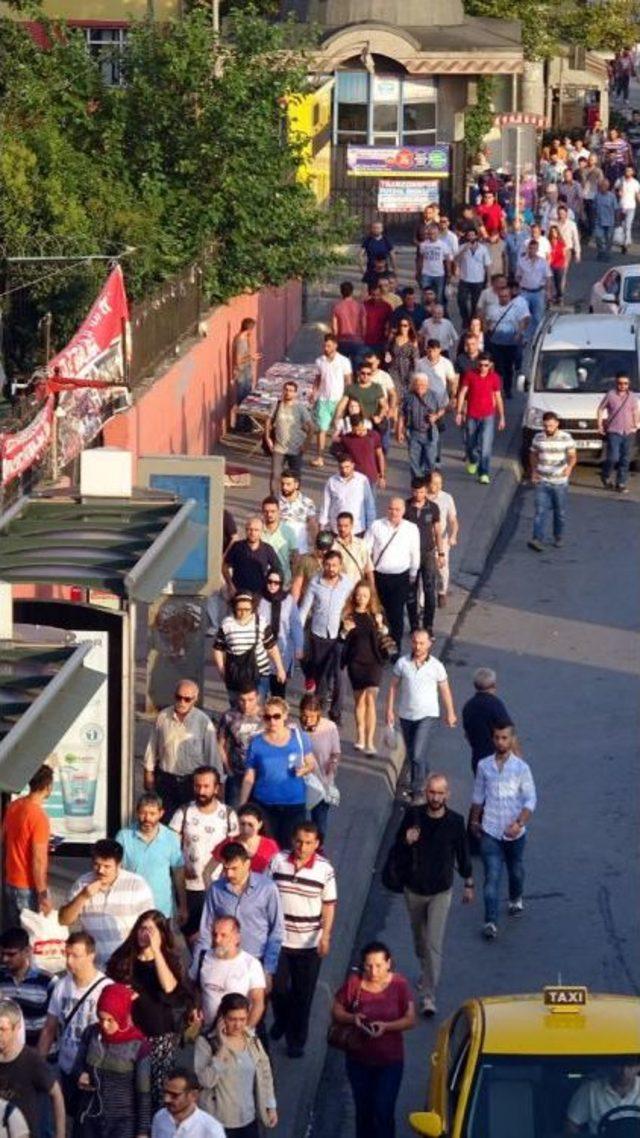 Metrobüslerde Oturarak Yolculuk, Ilk Duraktan Sıraya Girmeyle Başlıyor