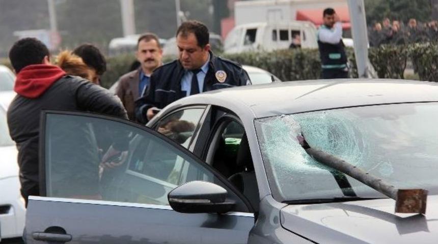 Kaza Yapan Ara&ccedil;tan Fırlayan Demir &Ccedil;ubuk Karşı Aracın &Ouml;n Camından İ&ccedil;eri Girdi