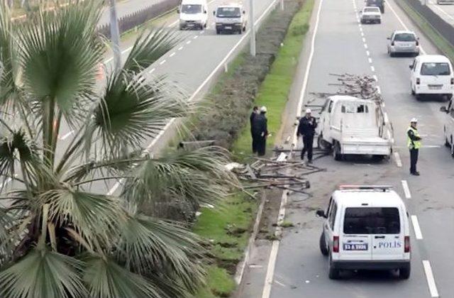 Kaza Yapan Araçtan Fırlayan Demir Çubuk Karşı Aracın Ön Camından İçeri Girdi