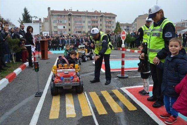 Minik Öğrenciler Trafikteki Performanslarıyla Büyüklere Taş Çıkarttı