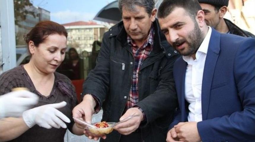 Ardahan&rsquo;da &Uuml;lk&uuml;c&uuml;ler Aşure Dağıttı