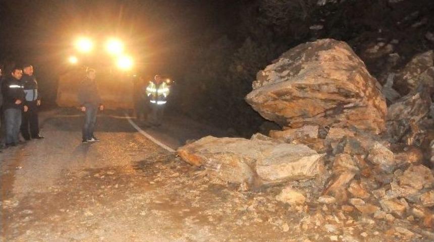 Nazilli&rsquo;de Heyelan Yol Kapattı