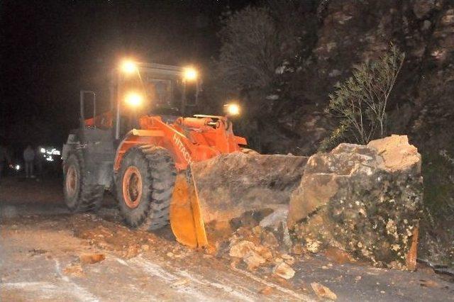 Nazilli’de Heyelan Yol Kapattı