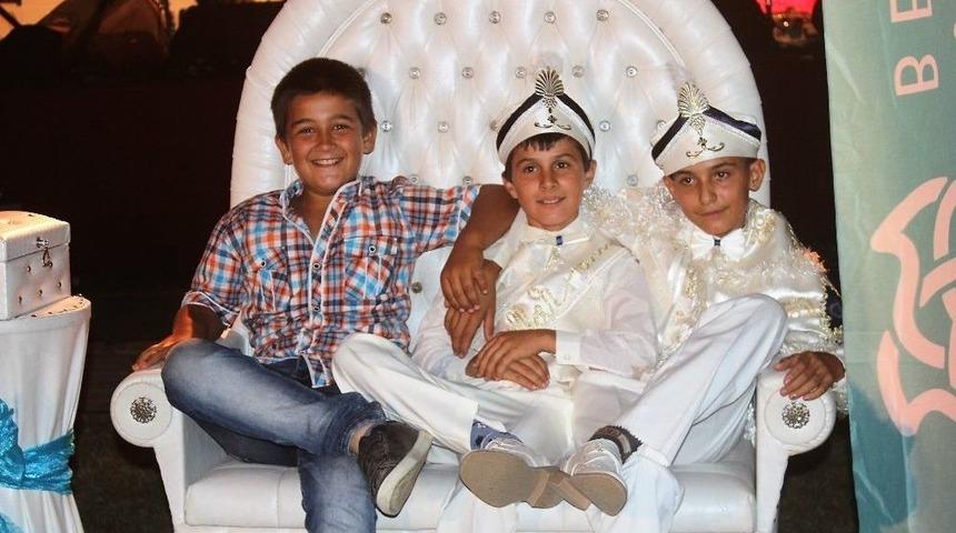 18 &Ccedil;ocuğa Coşkulu S&uuml;nnet T&ouml;reni