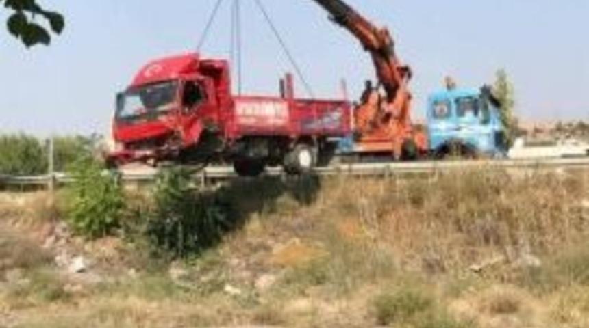 Kaza Yapan Kamyon Tren Yoluna Takla Attı: 1 &Ouml;l&uuml;