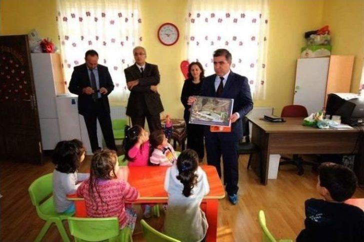 Başkan Özdemir’den Öğrencilere Hediye